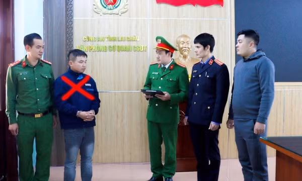 Bắt người đàn ông lừa tiền của nhiều cán bộ công an ở 16 tỉnh thành