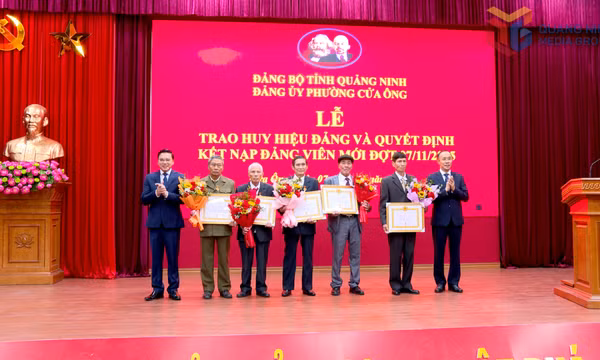 Trao Huy hiệu Đảng cho 79 đảng viên tại phường Cửa Ông và phường Mông Dương