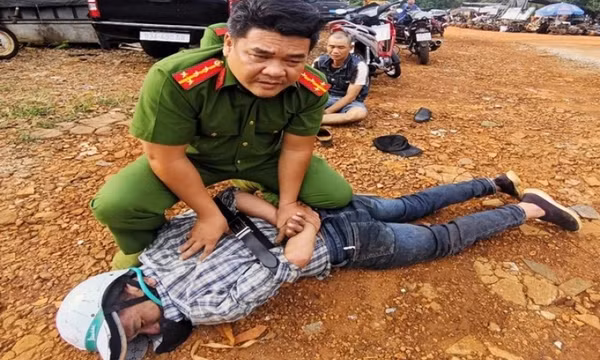 Liên tục lạng lách, chống trả quyết liệt, nghi phạm trộm cắp mang 6 tiền án vẫn bị bắt