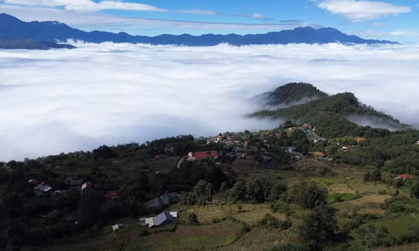 Biển mây trắng bồng bềnh bao trọn bản làng H'Mông ở Y Tý