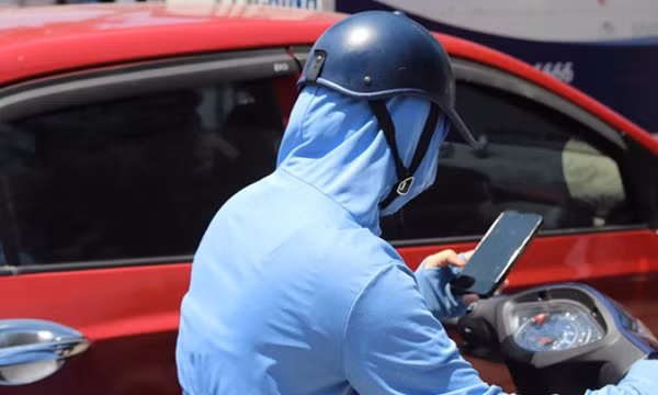 Cục CSGT phản hồi thông tin sử dụng điện thoại khi dừng đèn đỏ có thể bị phạt