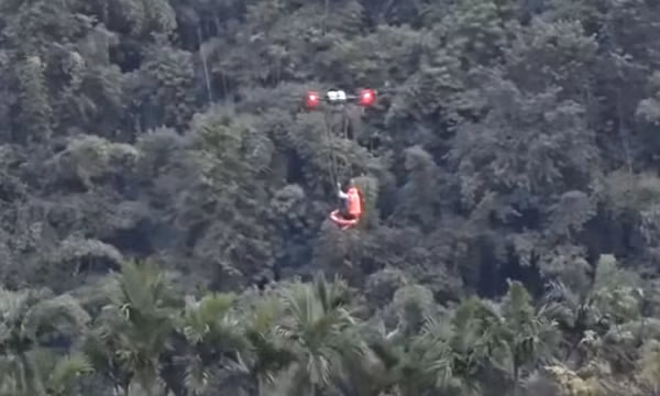 Dùng máy bay không người lái cứu người đàn ông bị cô lập giữa sông Sêrêpôk ở Lâm Đồng