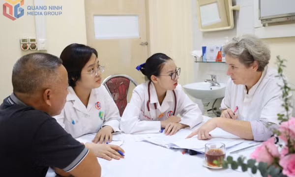 Đoàn chuyên gia Bệnh viện Saint Dizier (Pháp) chia sẻ chuyên môn tại Bệnh viện Việt Nam - Thụy Điển Uông Bí 