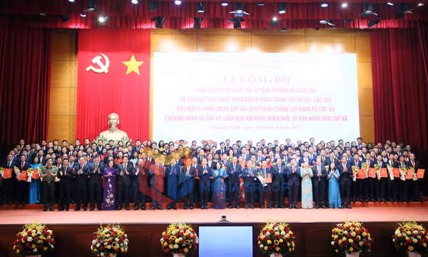 Lễ công bố các quyết định về thực hiện mô hình chính quyền địa phương 2 cấp tại tỉnh Quảng Ninh, tháng 6-2025
