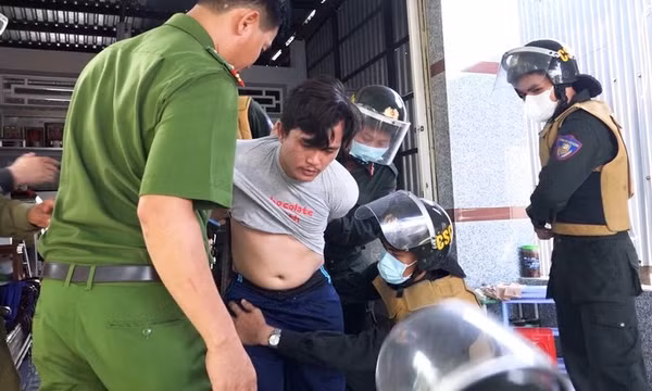 Đánh mẹ rồi đâm vào ngực cán bộ an ninh, thanh niên cố thủ trong nhà