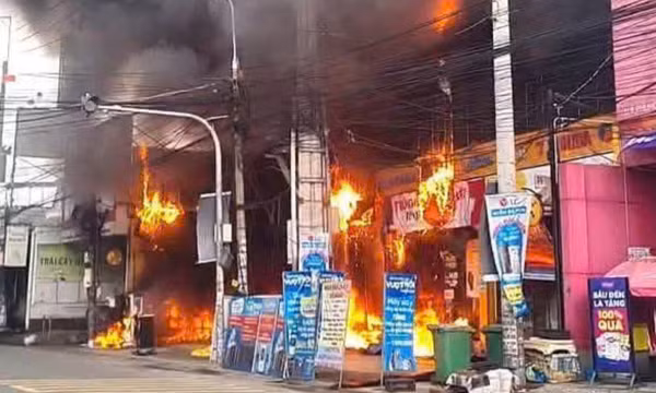 'Biển lửa' bao trùm siêu thị điện máy Xanh giữa trưa, nhân viên hoảng loạn tháo chạy