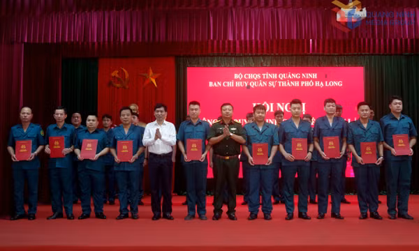 Công bố quyết định giải thể, thành lập mới Ban CHQS cấp xã