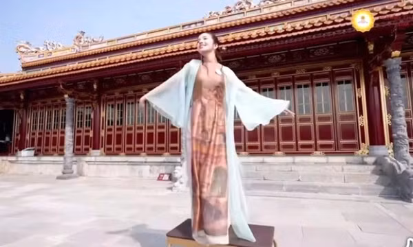 Thí sinh thi hoa hậu phải xin lỗi vì clip múa trước sân chầu điện Thái Hòa