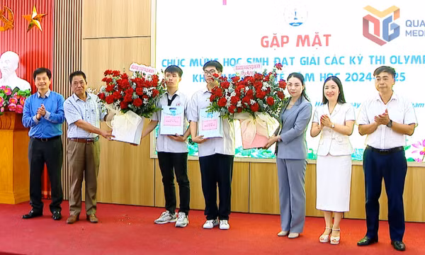 Gặp mặt, chúc mừng học sinh đạt giải Olympic khu vực quốc tế năm học 2024 - 2025