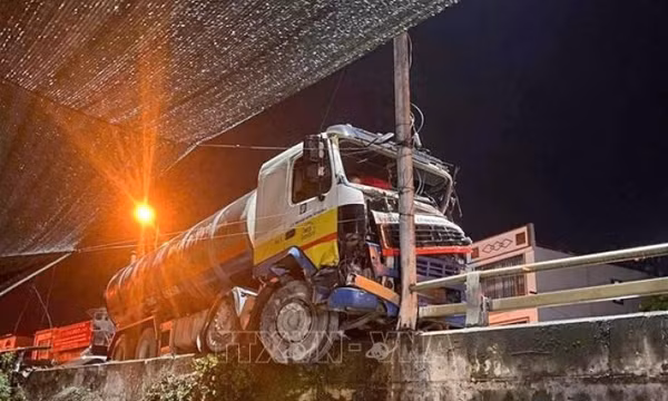 Hai xe bồn va chạm, tuyến Quốc lộ 18 ùn tắc nhiều giờ