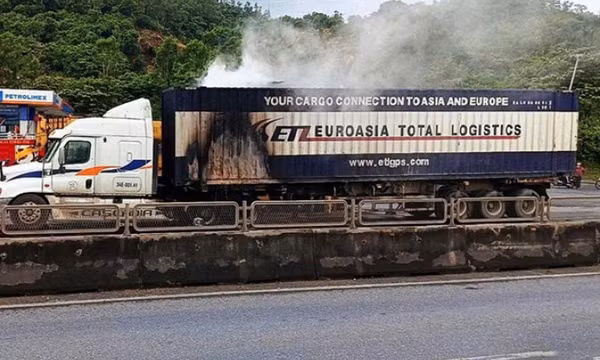Cháy xe container trên Quốc lộ 1 ở Hà Tĩnh