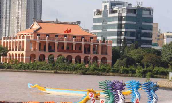 Từ bến Nhà Rồng, tên Người sáng mãi