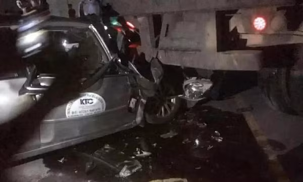 Xe con va chạm xe đầu kéo, 5 người trong gia đình thương vong