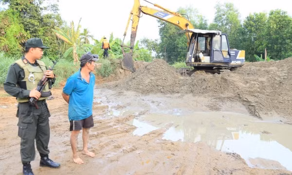 Bắt nhóm đối tượng khai thác cát trái phép trên sông Đồng Nai