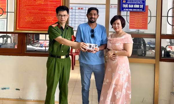 Công an phường Hồng Gai nỗ lực tìm kiếm điện thoại bị rơi cho du khách quốc tế