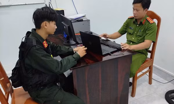Thiếu niên 16 tuổi giả danh cảnh sát, chặn xe người đi đường để cưỡng đoạt tiền