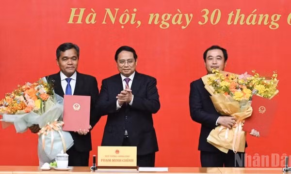 Thủ tướng Phạm Minh Chính trao Quyết định của Thủ tướng Chính phủ về bổ nhiệm cán bộ