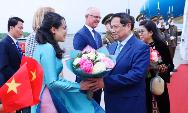Thủ tướng Phạm Minh Chính và Phu nhân tới Tallinn bắt đầu thăm chính thức Cộng hòa Estonia
