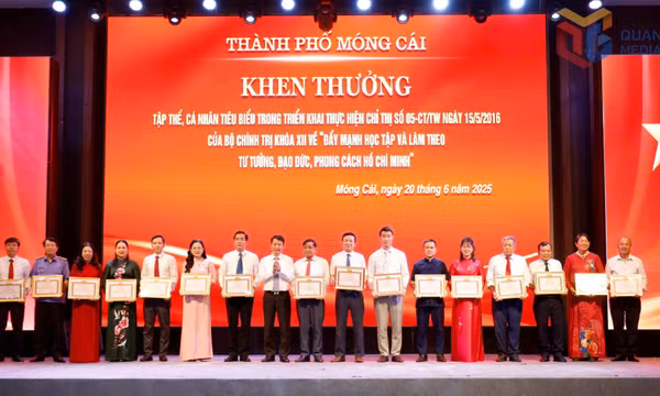 TP Móng Cái: Giao ban 3 chức danh và biểu dương tập thể, cá nhân tiêu biểu 6 tháng đầu năm 2025