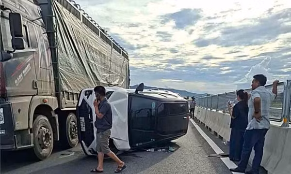 Va chạm với xe tải, xe con lật nghiêng trên cao tốc