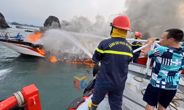 Cháy tàu cao tốc tại Vân Đồn