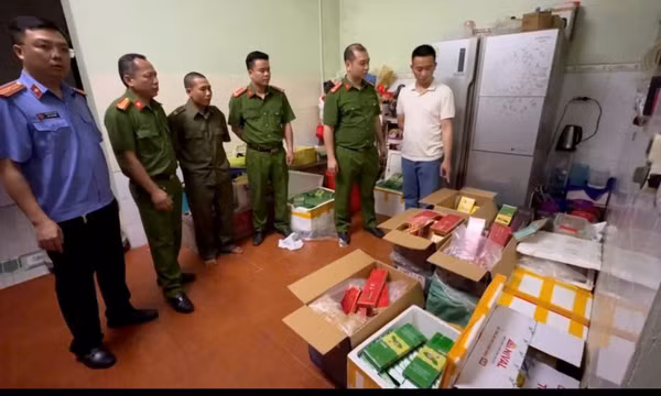 Khởi tố 2 đối tượng buôn bán hàng cấm, thu giữ gần 5.000 bao thuốc lá điếu