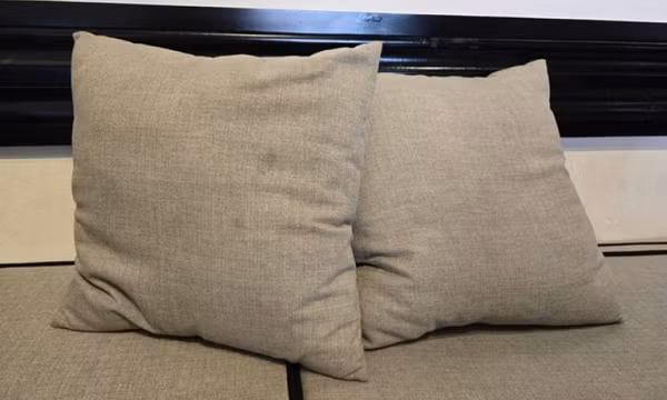 3 lý do nên vệ sinh gối sofa định kỳ