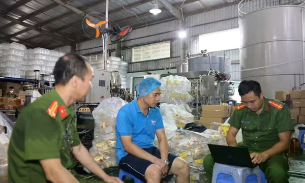 Công an Hưng Yên triệt phá đường dây nhập lậu cả nghìn tấn "dầu thực vật giả"