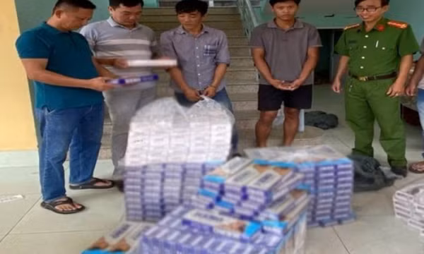 Khởi tố hai đối tượng dùng xe tải vận chuyển thuốc lá điếu nhập lậu