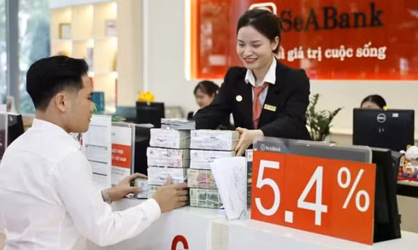 Tiền người dân gửi ngân hàng tăng kỷ lục