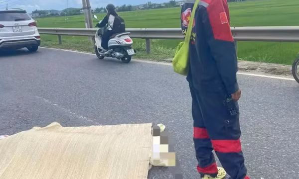 Nghi án đâm bạn gái trọng thương rồi lao vào xe tải tự vẫn