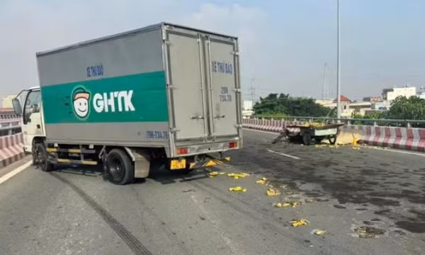 Xe tải va chạm xe lôi tự chế, người đàn ông bán chuối dạo tử vong