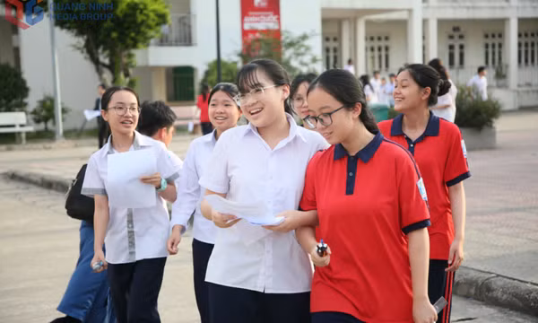 Các thí sinh hoàn thành 7 môn chuyên đầu tiên
