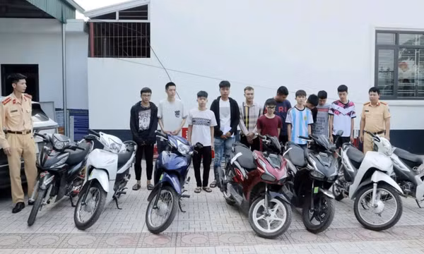 Phạt gần 100 triệu đồng nhóm thanh thiếu niên tụ tập lái xe lạng lách, đánh võng