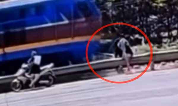 Vượt rào chắn cùng bạn gái, nam thanh niên 21 tuổi bị tàu hỏa tông tử vong