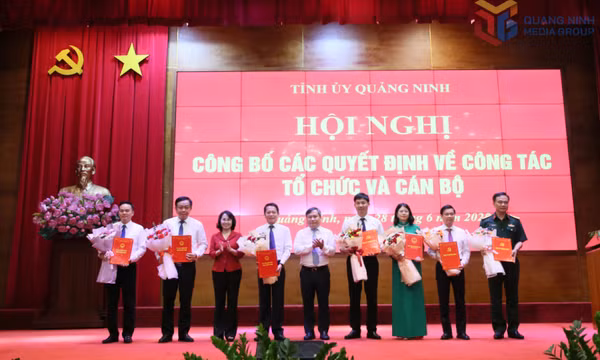 Công bố các quyết định về công tác cán bộ