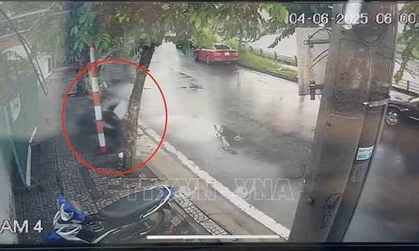Chạy mô tô tốc độ cao, hai sinh viên người nước ngoài tự gây tai nạn