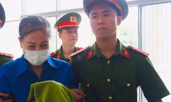 Dẫn giải bị cáo vụ Tập đoàn Phúc Sơn vào phòng xử