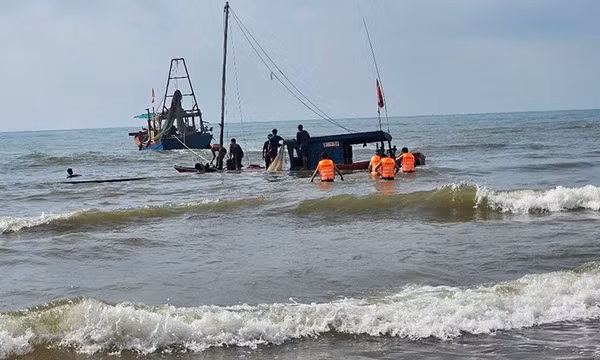 Thanh Hóa kịp thời cứu hộ tàu cá trôi dạt trên biển 