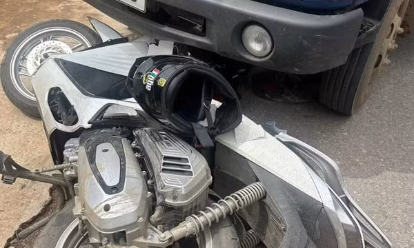 Xe máy va chạm với ô tô khiến 2 người thương vong ở Sơn La