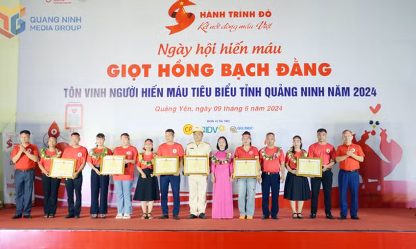 Tôn vinh 29 cá nhân và 12 hộ gia đình hiến máu tiêu biểu tại “Hành trình đỏ” năm 2025