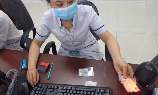 Người dân đi khám bệnh cần lưu ý gì khi dừng cấp thẻ bảo hiểm y tế giấy? 