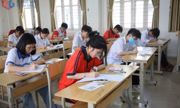 Các thí sinh hoàn thành môn Toán, kết thúc kỳ thi tuyển sinh lớp 10 hệ không chuyên