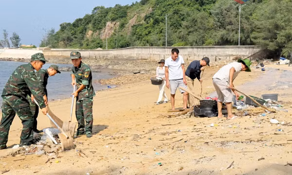 Gần 80 cán bộ, chiến sĩ, nghệ sĩ chung tay làm sạch biển đảo Trần