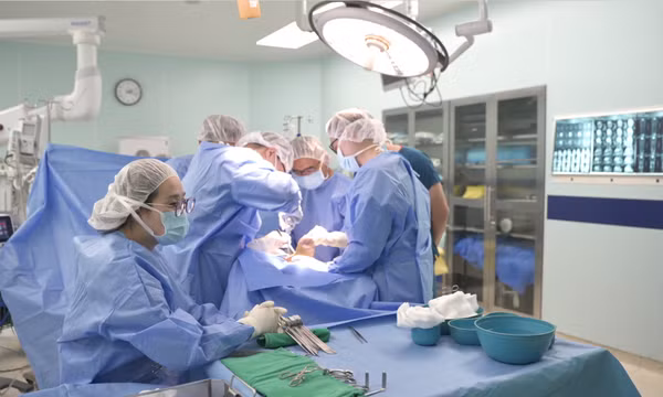 Kỹ thuật đặc biệt tại Vinmec “hồi sinh” đôi chân cho chàng trai 23 tuổi trước nguy cơ tàn phế