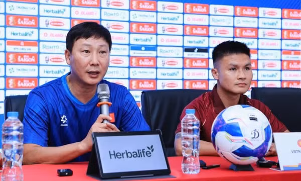 HLV Kim Sang-sik: Quan trọng nhất là phải vượt qua vòng bảng ASEAN Cup