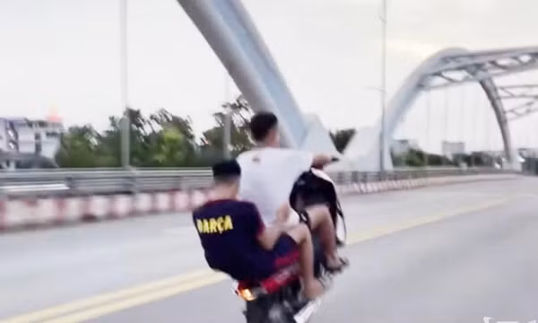 Xử lý nghiêm thanh niên điều khiển xe chạy bằng một bánh