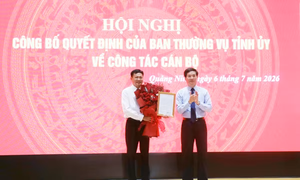 Trao quyết định của Ban Thường vụ Tỉnh ủy về công tác cán bộ