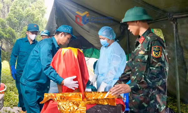 Hoàn thành lấy mẫu hài cốt liệt sĩ tại Nghĩa trang Liệt sĩ Ba Chẽ trong điều kiện mưa bão