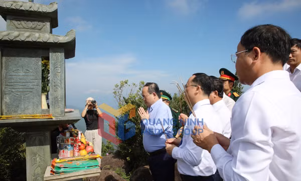 Bí thư Tỉnh ủy Quản Minh Cường và đoàn công tác dâng hương tại Đài tưởng niệm liệt sĩ trên Cao Ba Lanh, tháng 7-2026